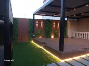 جلسة خارجية وإضاءة في حديقة بالرياض